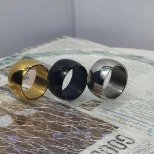 Drei 12mm breite polierte Edelstahlringe in Gold, Schwarz und Silber Ausführungen