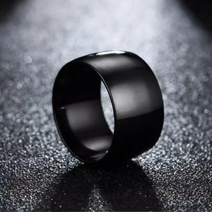 Makroaufnahme eines 12 mm breiten, polierten schwarzen Titanstahlrings auf dunklem Grund