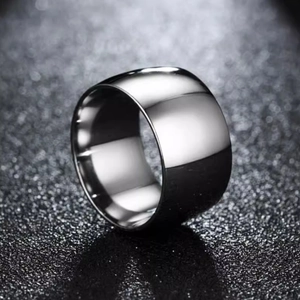 Makroaufnahme von 12 mm breitem Titanstahlring mit hochglanzpolierter Silberoberfläche