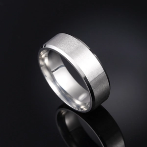 Makroaufnahme von 8mm Silber gebürstetem Titanring mit polierten Kanten und Spiegelung