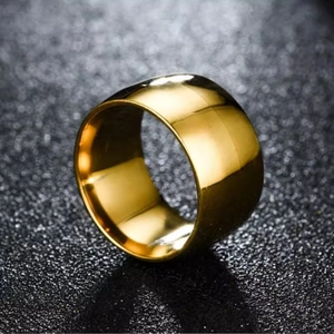 Makroaufnahme eines 12mm breiten Titanstahlrings mit polierter goldener Spiegeloberfläche