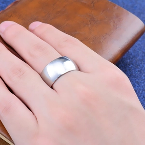 Detail eines 12mm breiten Titanstahlrings mit spiegelpoliertem Finish an der Hand