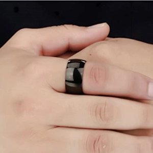 Polierter schwarzer 12mm breiter Titanstahlring für Herren mit Spiegelglanz am Finger