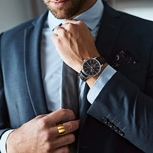 Detail eines 12mm breiten goldenen Ringes mit einer klassischen Chronographen-Armbanduhr
