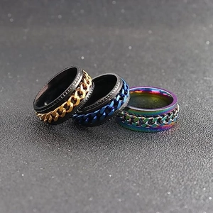 Détail macro de trois bagues spinner de 8mm avec chaînes rotatives noires, bleues et arc-en-ciel