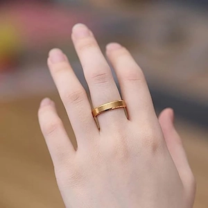Bague classique 4mm en acier inoxydable doré avec une élégante finition brossée