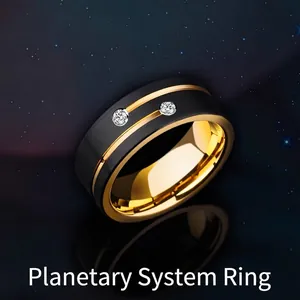 Anello da uomo in acciaio inossidabile nero opaco con linee dorate e zirconi incastonati