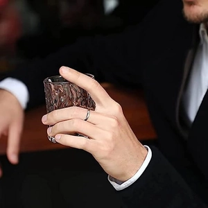 Bague en acier titane argenté poli présentée dans un cadre professionnel pour hommes