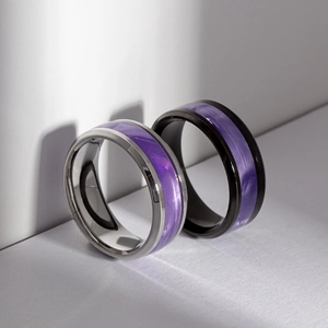 Bagues de couple minimalistes en acier titane avec incrustation de résine violette