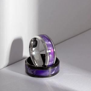 Bagues de couple élégantes en acier titane avec incrustation de marbre violet et métal noir