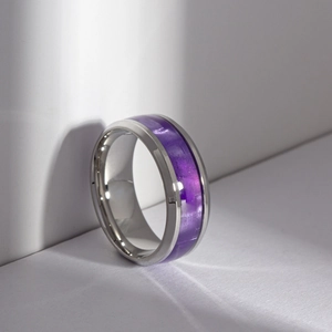 Vue détaillée de la bague en titane argenté avec incrustation nacrée violette vibrante