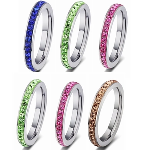 Anelli minimalisti in acciaio al titanio con zirconi colorati a fila singola in sei colori