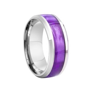 Détail de bague en acier titane argenté avec incrustation de marbre violet et bord biseauté