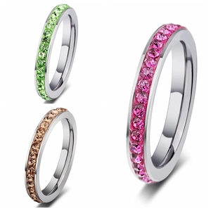 Anello in acciaio al titanio lucido con fila di zirconi colorati in tre tonalità