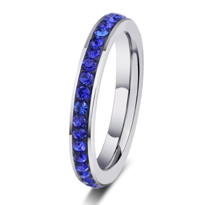 Macro di un anello eternity con pietre preziose blu scuro incastonate in una fascia d'argento