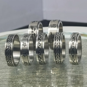Detalle de siete anillos giratorios de acero inoxidable con motivos animales y natura