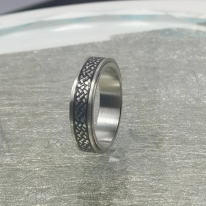 Primer plano de anillo giratorio de acero de titanio con textura de neumático para estrés
