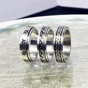 Set de anillos giratorios de acero de titanio con grabados de tortuga marina y olas