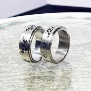 Anillo giratorio de acero de titanio con símbolos de gato y naturaleza mate