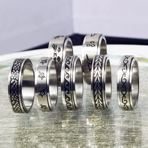 Anillos giratorios de acero de titanio con grabados de animales y luna en color plateado