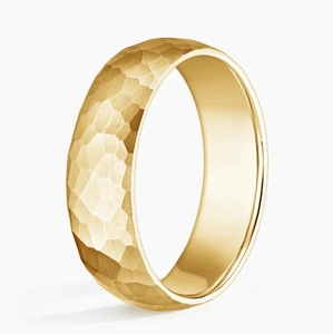 Détail macro de la bague dorée de 8 mm avec texture martelée et intérieur poli miroir