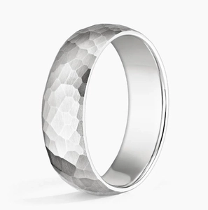 Vue détaillée d'une bague minimaliste en argent avec texture martelée et fini mat
