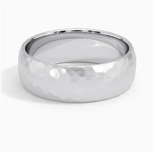 Détail de la texture argentée martelée sur la bague large minimaliste en métal poli