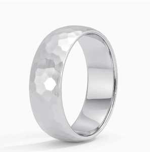Détail d'une bague argentée de 8 mm avec texture martelée et surface intérieure polie miroir