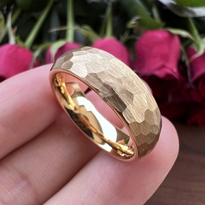 Détail de la bague dorée de 8 mm avec texture martelée et finition brossée sur la main