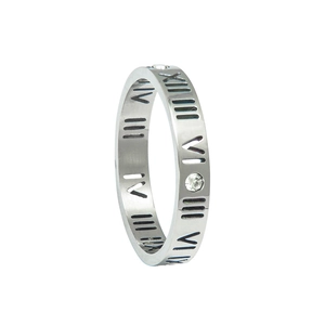 Vue détaillée de la bague aux chiffres romains en argent avec cristal incrusté