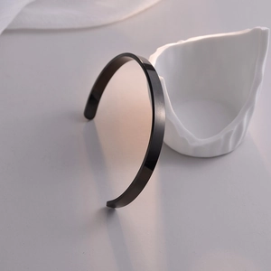 Minimalistisches schwarzes Edelstahl-C-Manschettenarmband mit polierter Oberfläche