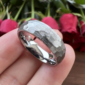 Vue détaillée d'une bague martelée avec surface intérieure polie et extérieur texturé