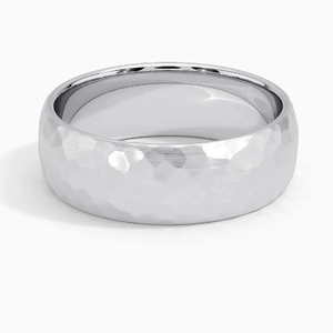 Bague martelée argentée minimaliste avec texture géométrique et bande intérieure polie lisse