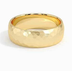 Bague dorée minimaliste de 6 mm de large avec texture martelée et bande intérieure polie