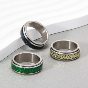 Three spinner stainless steel rings with carbon fiber and leaf pattern texture