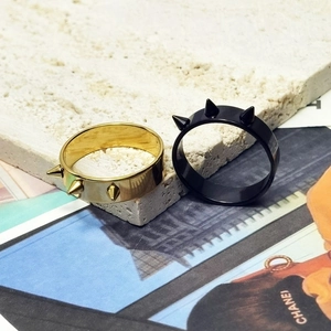 Anelli punk hip hop in acciaio inossidabile oro e nero con tre rivetti metallici a punta