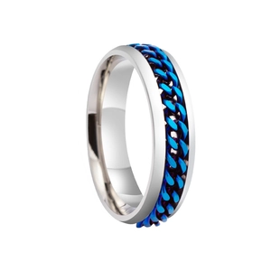 Detail shot of a 6mm rotatable blue chain inlay on a polished silver stainless steel ring