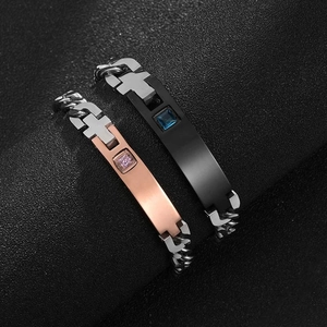 Bracelets de couple en acier inoxydable avec croix ajourées et zircons carrés colorés