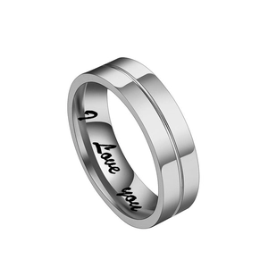 Nahaufnahme des Titanstahlrings mit I Love You Gravur und glatten parallelen Rillen