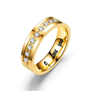 Nahaufnahme eines goldenen Titanrings mit Zirkon-Inlay und I Love You Gravur innen