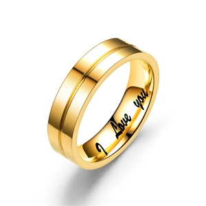 Detailansicht goldener Titanstahlring mit I love you Gravur und mittiger Rille