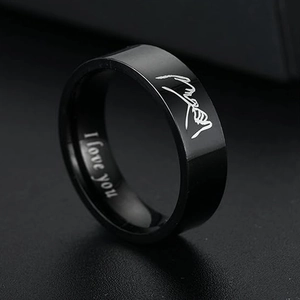 Minimalistische zwarte roestvrijstalen koppelring met I love you gravure en matte afwerking