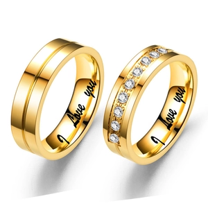 Pärchenringe aus Titanstahl in Gold mit Zirkonia und I love you Gravur im Set