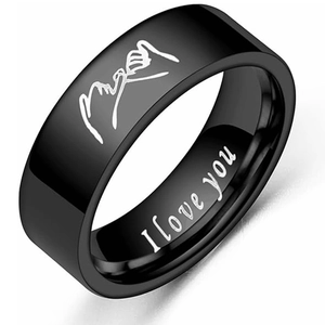 Detail van zwarte roestvrijstalen ring met I love you gravure en pinky promise handgebaar patroon