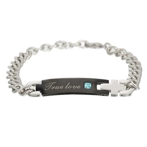 Gros plan du bracelet gourmette en acier avec gravure True Love et zircon bleu serti