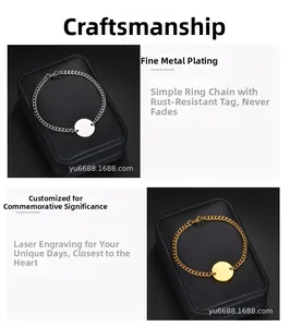 Détail des bracelets plaqués or et argent avec plaque ronde et chaîne à maillons ronds