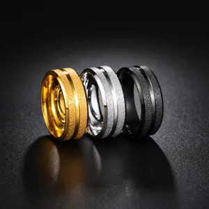Dettaglio macro degli anelli da 8mm in oro, argento e nero con scanalatura lucida