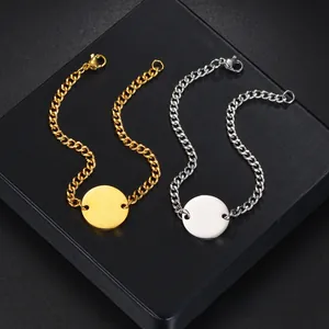 Détail de bracelets gourmettes en acier inoxydable avec pendentif rond plat