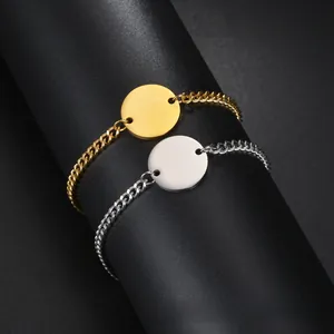 Détail de gourmettes minimalistes or et argent avec plaques rondes à graver personnalisées