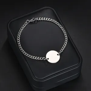 Vue détaillée d'un bracelet chaîne argenté minimaliste avec un pendentif rond